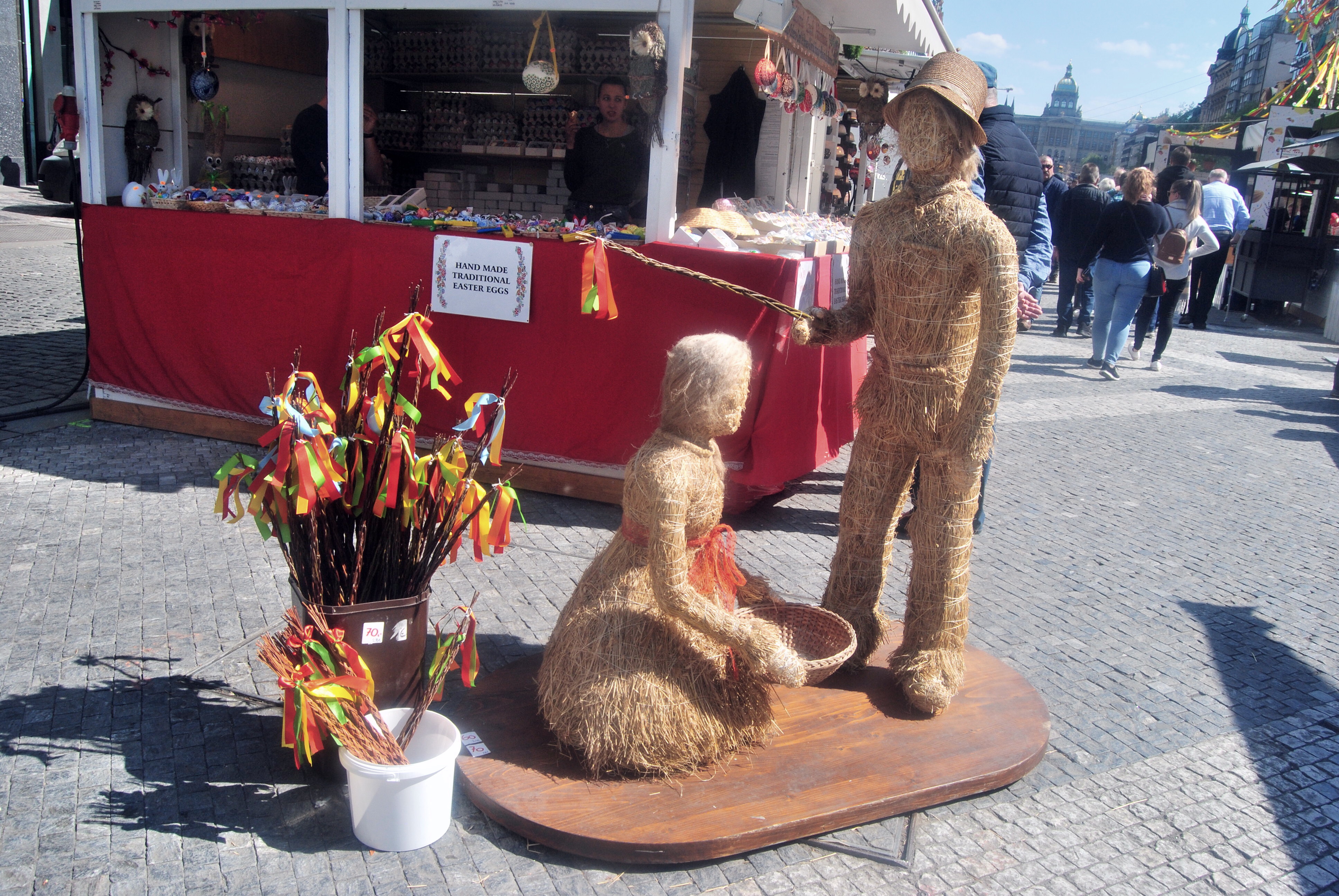 Figuras y palos tradicionales de la pascua en Praga