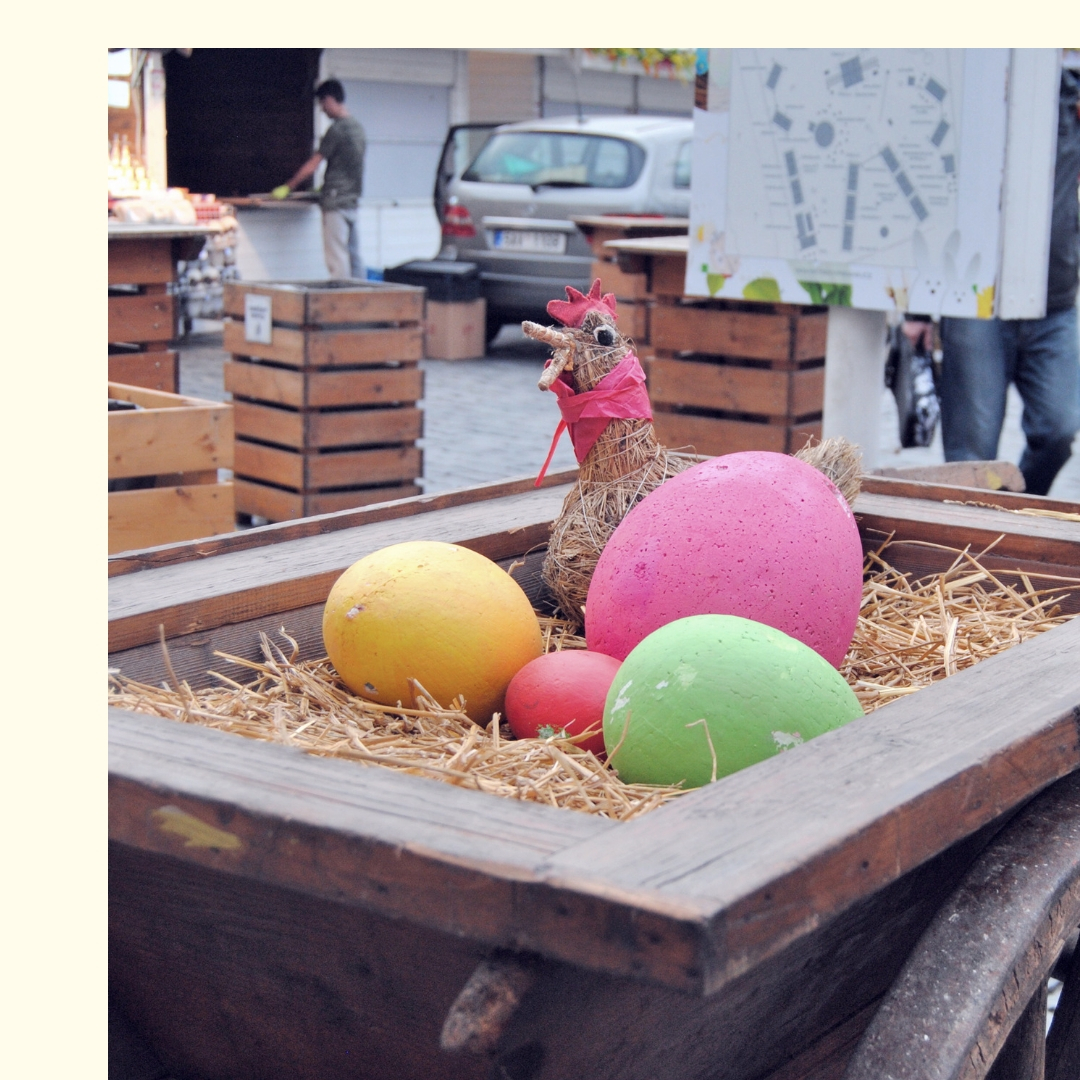 Gallina con huevos de pascua